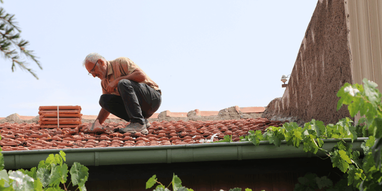 Kayseri'de bir evin çatısına eğitim roketi düştü