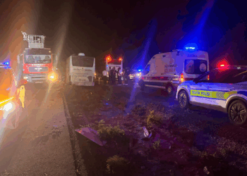Kayseri'de yolcu otobüsü refüjdeki ağaçlara çarptı: 1 ölü, 13 yaralı