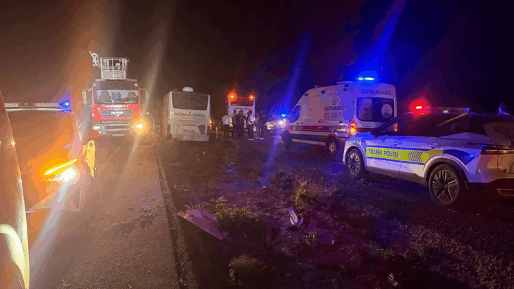 Kayseri'de yolcu otobüsü refüjdeki ağaçlara çarptı: 1 ölü, 13 yaralı