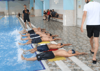 Kirli derede yüzen çocuklar, havuza davet edildi