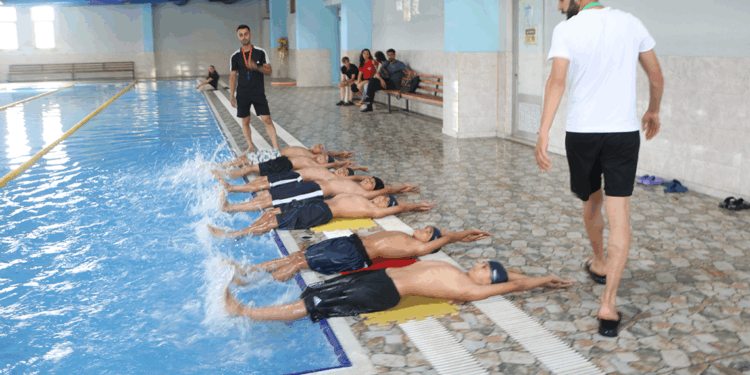 Kirli derede yüzen çocuklar, havuza davet edildi