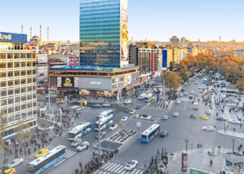Kızılay: Ankara'nın Kalbi ve Kaotik Ruhunun Aynası
