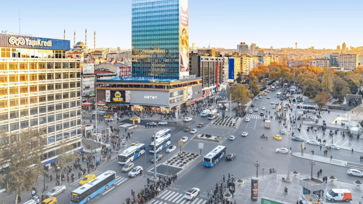 Kızılay: Ankara'nın Kalbi ve Kaotik Ruhunun Aynası