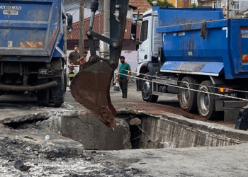 Kocaeli'de yol çöktü, kamyon oluşan çukura düştü