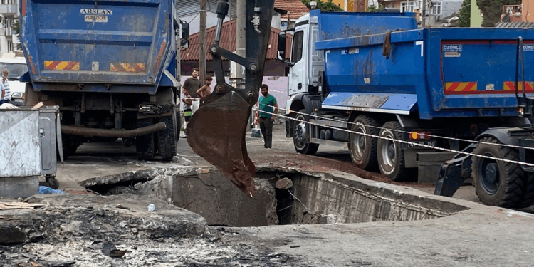 Kocaeli'de yol çöktü, kamyon oluşan çukura düştü