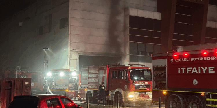 Kocaeli'deki geri dönüşüm fabrikasında çıkan yangın söndürüldü