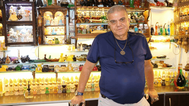 Koleksiyonunda, 1886'dan bugüne 3 bin kolonya şişesini bir araya getirdi