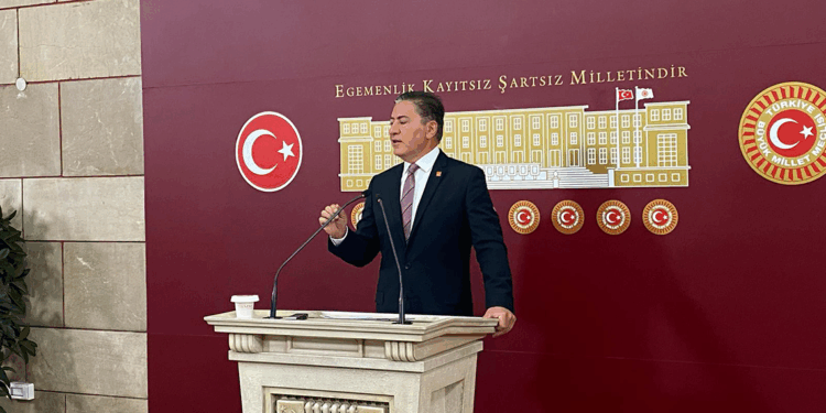 Komisyonun adında, 'demokrasi' ve 'adalet' kavramları olmalı