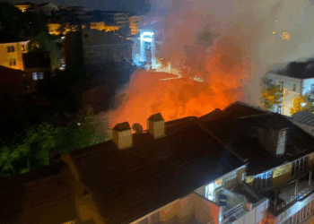 Kuaför dükkanı yangında kullanılamaz hale geldi