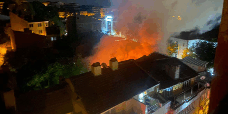 Kuaför dükkanı yangında kullanılamaz hale geldi