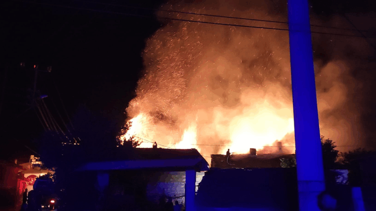 Kütahya'da çıkan yangında 3 ev kullanılamaz hale geldi