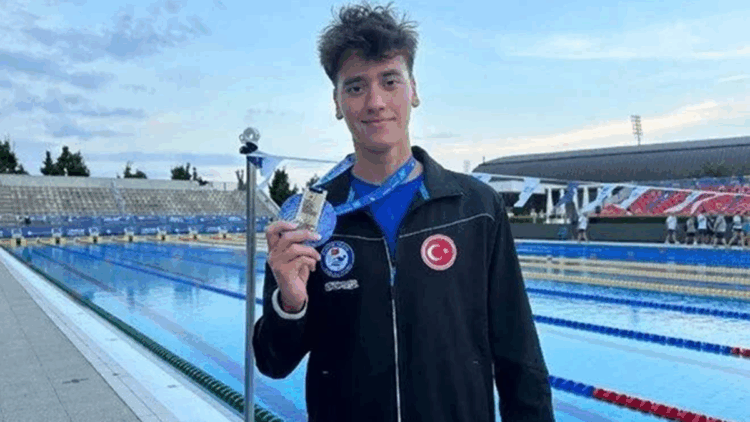 Kuzey Tunçelli, Dünya Yüzme Şampiyonası'nda altın madalya kazandı