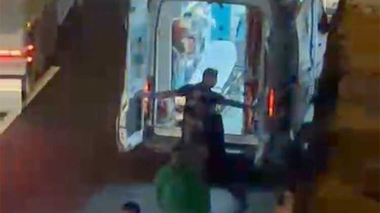 Lastiği patlayan otomobile hafif ticari araç çarptı