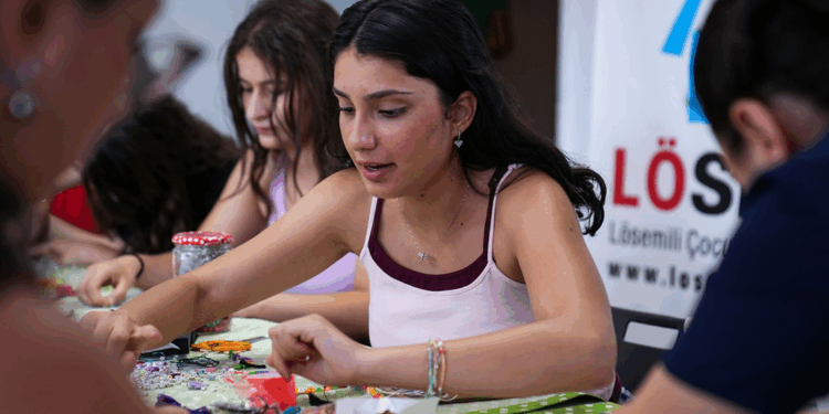 LÖSEV'den Beşiktaş'ta 'Bileklik Atölyesi' etkinliği