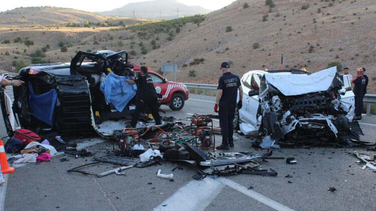 Malatya'da hafif ticari araç ile otomobil çarpıştı: 4 ölü, 2 yaralı