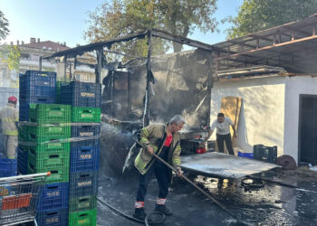 Markete ait kamyon çıkan yanında kullanılamaz hale geldi