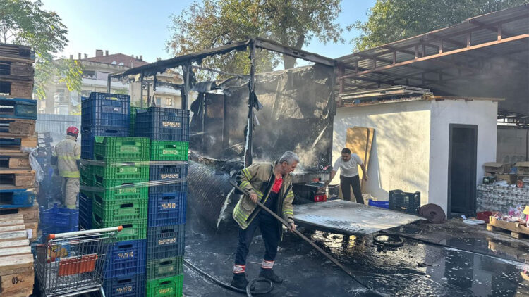 Markete ait kamyon çıkan yanında kullanılamaz hale geldi