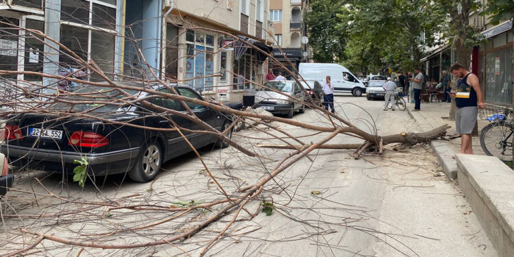 Marmara Bölgesi için kuvvetli rüzgar uyarısı; çatılar uçabilir