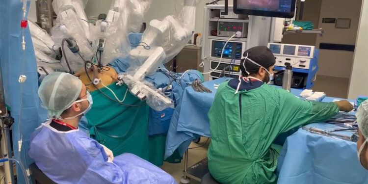 Mide kanserini robotik cerrahi ile yendi