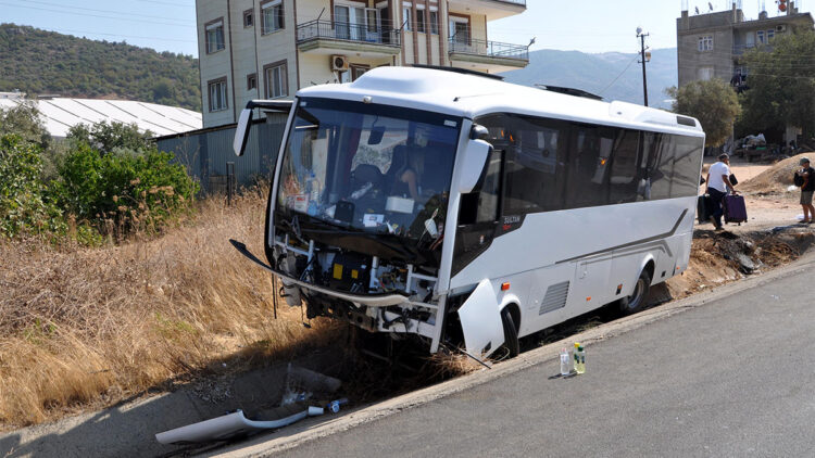 Şarampole düşen midibüsteki 9 kişi yaralandı