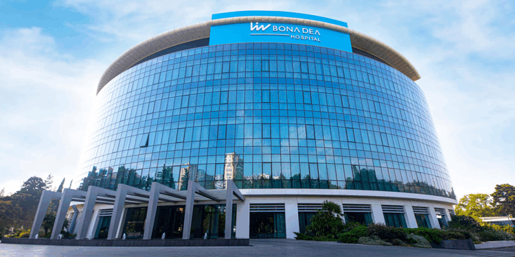 MLP Sağlık Hizmetleri A.Ş. (MLP Care), şirket sermayesinin yüzde 15’ine denk gelen hisseler için yatırımcılardan 600 milyon doları aşan yatırımcı talebi oluştuğunu açıkladı. Bu talebin 450 milyon doları yurtdışından, 150 milyon doları ise yurt içinden geldi. Medical Park ve Liv Hospital markalarını bünyesinde barındıran MLP Sağlık Hizmetleri A.Ş.’nin pay sahiplerinden, Turkven’in danışmanlığını yaptığı yatırımcılara ait Lightyear Healthcare BV’nin elindeki B grubu payların, yurt içi ve yurt dışı yatırımcılardan yoğun talep gördüğü aktarıldı. İşlemde 230 milyon USD’ı aşan büyüklüğe ulaşılırken, yatırımcı talebi de 600 milyon doları aştı. Söz konusu işlem, son 5 yılda Türkiye borsalarında gerçekleştirilen en büyük blok işlemlerden biri olma özelliğini taşıyor. İşlem kapsamında Lightyear, MLP Care’in çıkarılmış sermayesinin yüzde 15’ine tekabül eden B grubu paylarını borsada satarken, aynı anda borsada işlem görmeyen, şirket sermayesinin yüzde 25’ine tekabül eden A grubu paylarını da şirketin kurucusu ve Yönetim Kurulu Başkanı Muharrem Usta’ya devretmek için hisse devir anlaşması imzaladı. USTA: BU YOĞUN TALEP, ULUSLARARASI YATIRIMCILARIN DUYDUĞU GÜVENİN GÖSTERGESİDİR Gerçekleşen işlem sonrası açıklama yapan MLP Care Yönetim Kurulu Başkanı ve CEO’su Muharrem Usta, “MLP Care olarak grubumuza yoğun ilgi olması bizi son derece memnun etti. Bu önemli işlem, uluslararası ve yerli yatırımcıların Türkiye’ye, Türk sağlık sistemine ve hastanelerimize duyduğu güvenin en önemli göstergesidir. Mevcut stratejimizi kararlılıkla sürdürerek, yurt içi ve yurt dışı pazarlarda sürdürülebilir büyümeye, ülkemizin sağlık sistemine katkı sağlamaya, sağlık turizmini geliştirmeye, daha fazla istihdam yaratmaya ve tüm paydaşlarımıza katma değer sunmaya devam edeceğiz” dedi.