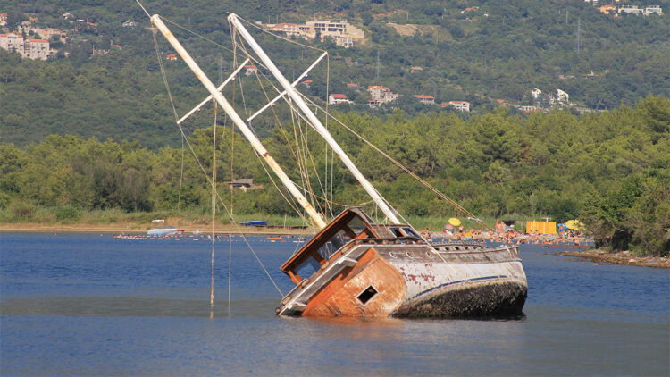 Düzensiz göçmenleri taşıyan tekne alabora oldu; 70 ölü