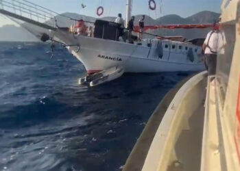 Muğla'da su alan yelkenli teknedeki 12 kişi kurtarıldı