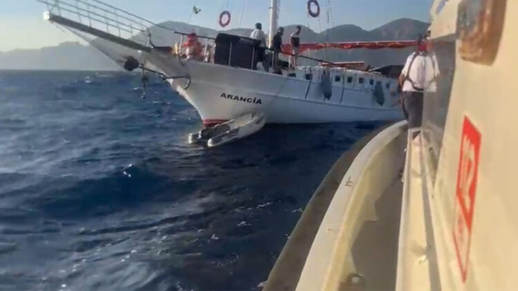 Muğla'da su alan yelkenli teknedeki 12 kişi kurtarıldı