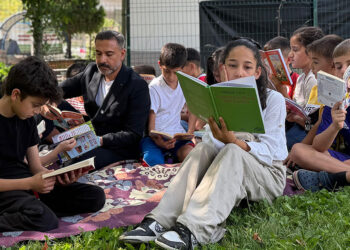 Muhtarlık kütüphanesinde kitap okuyan çocuğa hediye kampanyası