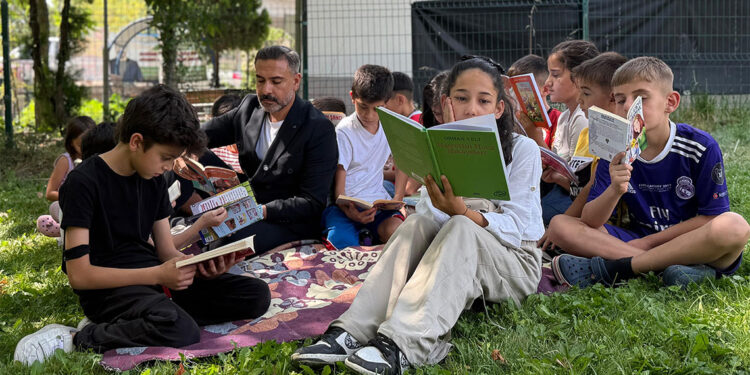 Muhtarlık kütüphanesinde kitap okuyan çocuğa hediye kampanyası
