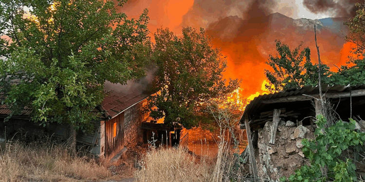 Mahallede, yangında 15 ev tamamen yandı
