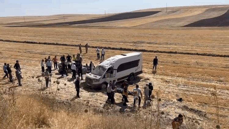 Malazgirt kutlamalarına gidenleri taşıyan minibüs devrildi; 10 yaralı