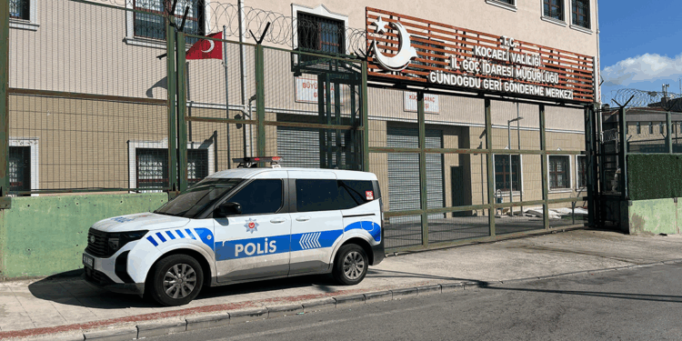 Meslektaşının kazara vurduğu jandarma personeli yaralandı