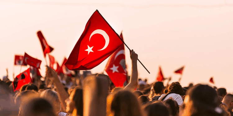 Millet ve vatan sevgisi olanlardan neden korkuluyor