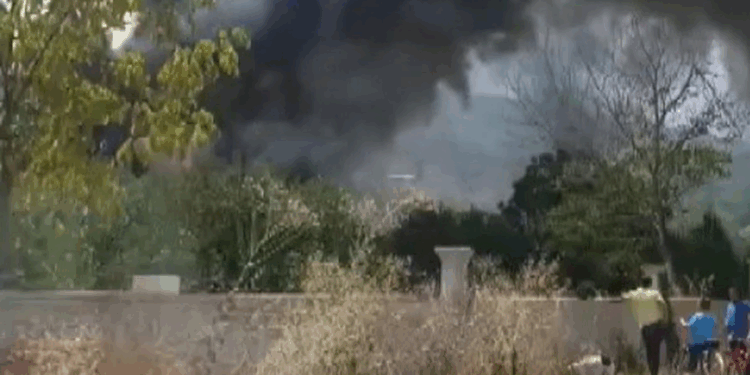 Mobilya imalathanesinin deposunda çıkan yangın söndürüldü