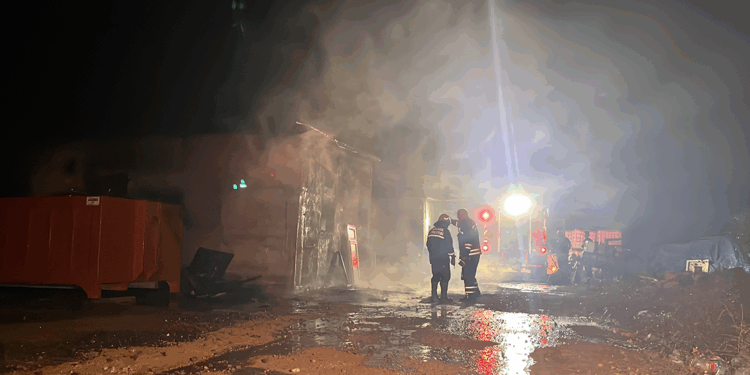 Mutfak tezgahı imalathanesinde çıkan yangın söndürüldü