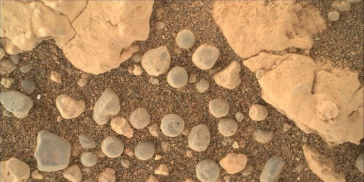 Mars yüzeyinde gizemli yuvarlak kayaç küreler keşfedildi