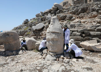 Nemrut Dağı Tümülüsü'nde Apollon heykeli yeniden bütünlüğüne kavuştu