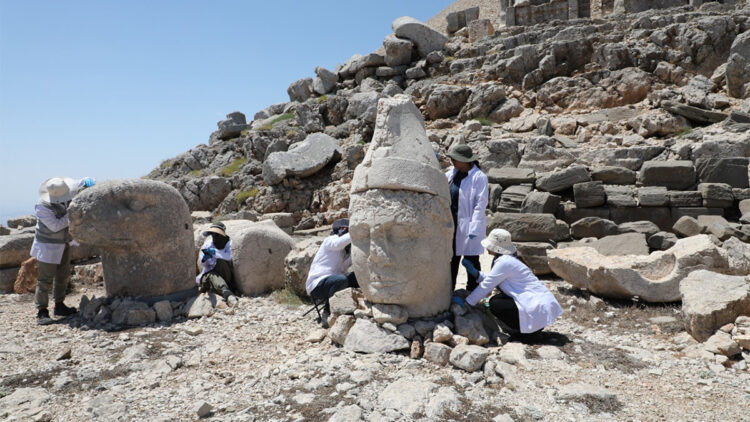 Nemrut Dağı Tümülüsü'nde Apollon heykeli yeniden bütünlüğüne kavuştu