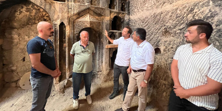 Kayadan oyma odunluktan tarih fışkırdı