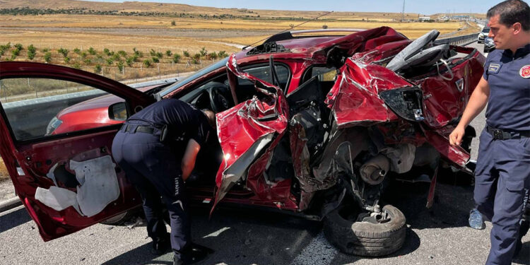 Niğde Otoyolu’nda kamyon ile otomobil çarpıştı; 1 ölü, 3 yaralı