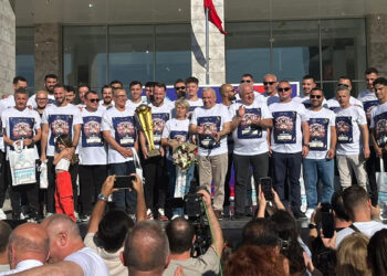 Nilüfer Belediyespor kupa coşkusunu taraftarıyla kutladı