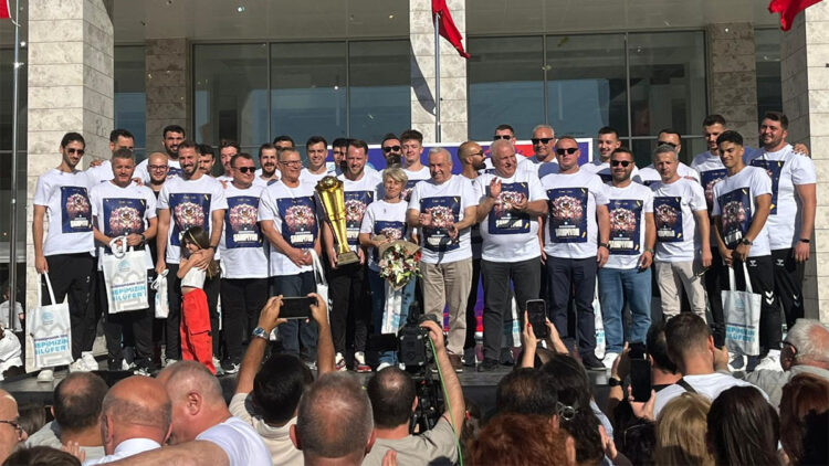 Nilüfer Belediyespor kupa coşkusunu taraftarıyla kutladı