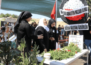 Narin Güran ölüm yıl dönümünde mezarı başında anıldı