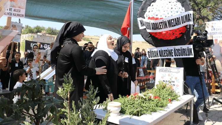 Narin Güran ölüm yıl dönümünde mezarı başında anıldı