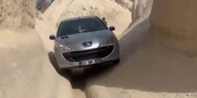 Navigasyon yanlış yönlendirdi, sürücü peribacalarının arasında ilerledi