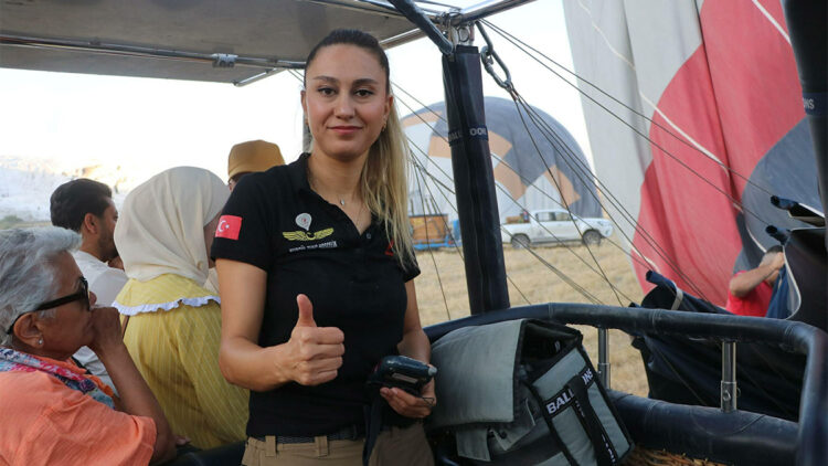 Balon şirketinin ilk kadın pilotu oldu