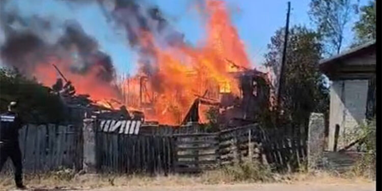 Otluk alanda çıkan yangında 3 ev 2 ahır ve 2 samanlık kül oldu