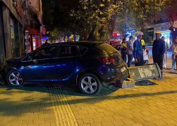 Otomobil kaldırımdaki elektrik panosuna ve park halindeki motosiklete çarptı