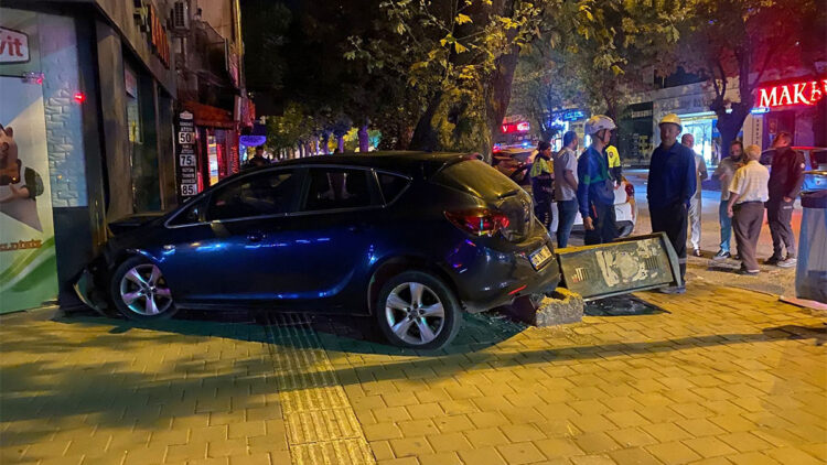 Otomobil kaldırımdaki elektrik panosuna ve park halindeki motosiklete çarptı